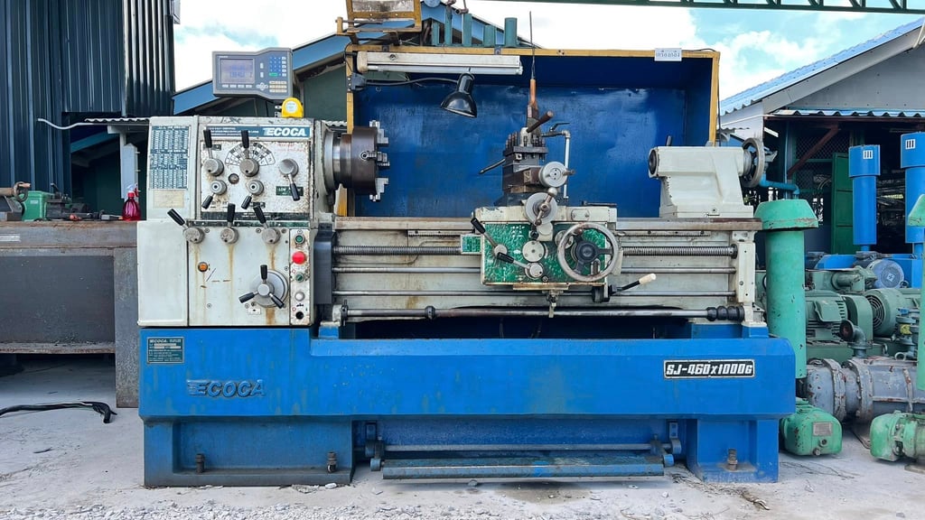 เครื่องกลึง ECOCA LATHE ขนาด 6 ฟุต รู 2“ 460 x 1000 380V รุ่นใหม่ มีลิเนียร์ 4 เพลาเด้งเบรคนิ้วมิลในตัวคอม้าไม่เคยเปิด มี 3 ขา มี 3 จับให้ เครื่องสวยพร้อมใช้ เครื่องกลึง ECOCA LATHE ขนาด 6 ฟุต รู 2“ 460 x 1000 380V รุ่นใหม่ มีลิเนียร์ 4 เพลาเด้งเบรคนิ้วมิลในตัวคอม้าไม่เคยเปิด มี 3 ขา มี 3 จับให้ เครื่องสวยพร้อมใช้