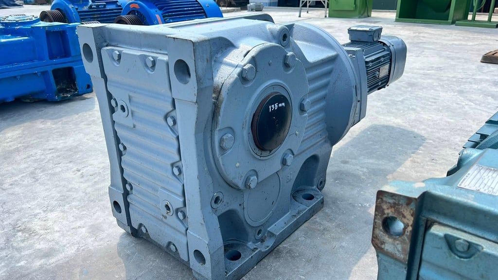 มอเตอร์เกียร์ทดกำลัง SEW EURODRIVE (Hallowshaft) รุ่นพิเศษมีระบบเบรค380Vเข้ามา 4 ตัว