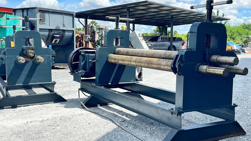 เครื่องม้วนเหล็กแผ่นประกอบใหม่ ขนาดยาว 5 ฟุต (165 cm) เพลาตัน ม้วนหนา 3 - 6 mm Option หัวเพลาม้วนแป๊ปได้ 380V เข้ามา 2 ตัว