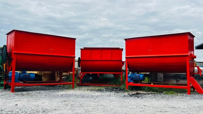 เหลือ 1 ตัว เครื่องผสมวัตถุดิบแนวนอน งานเดิมผสมอาหารสัตว์ รุ่นงานหนักโครงสร้างหนาแข็งแรง มอเตอร์เกียร์ 30 HP 380V เข้ามา 5 ตัว