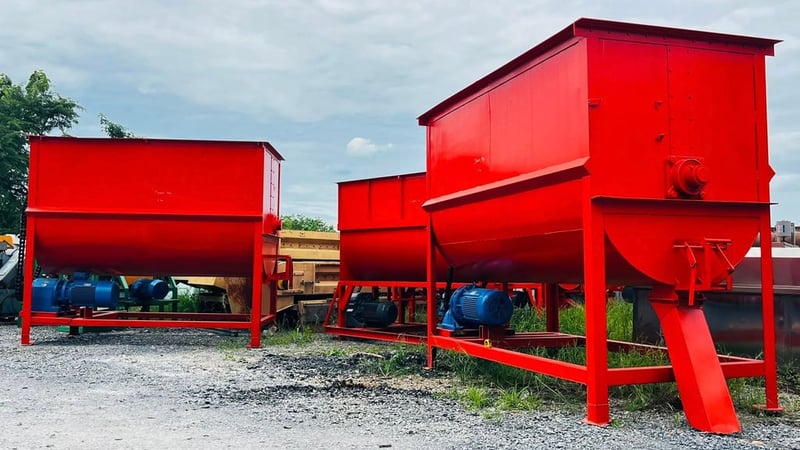 เหลือ 1 ตัว เครื่องผสมวัตถุดิบแนวนอน งานเดิมผสมอาหารสัตว์ รุ่นงานหนักโครงสร้างหนาแข็งแรง มอเตอร์เกียร์ 30 HP 380V เข้ามา 5 ตัว