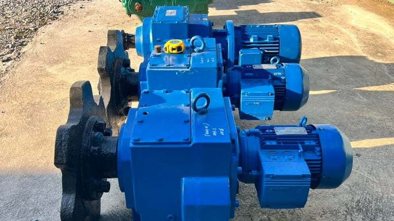 มอเตอร์เกียร์ทดกำลัง งานยุโรป FLENDER  MOTOVARIO รอบทดช้าแรงบิดสูง380Vเข้ามา 3 ตัว