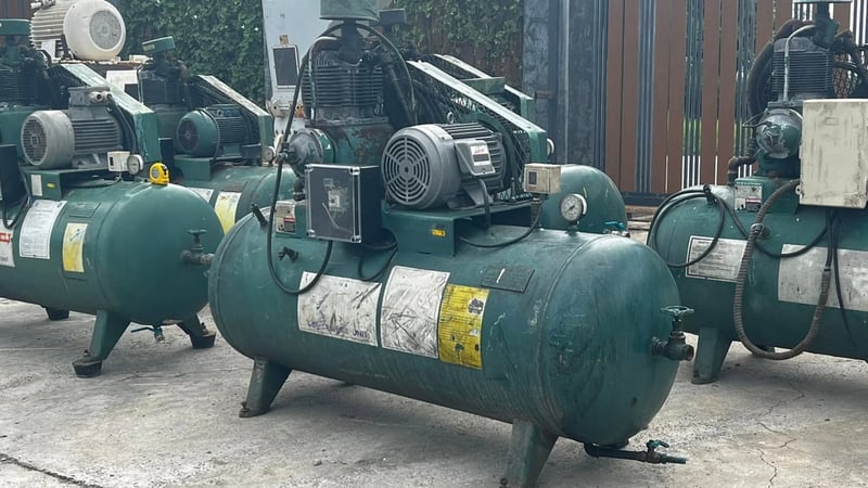 เครื่องปั้มลมUSA CHAMPIONS USA ขนาด 5 HP เป็นรุ่น 2 Stage ถังพักบรรจุ 300 Litr 380V เครื่องปั้มลมUSA CHAMPIONS USA ขนาด 5 HP เป็นรุ่น 2 Stage ถังพักบรรจุ 300 Litr 380V