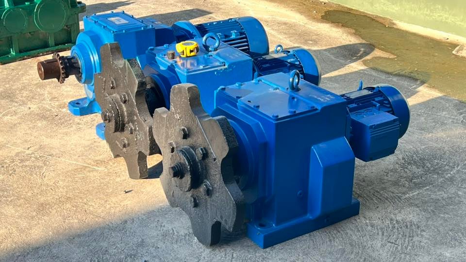 มอเตอร์เกียร์ทดกำลัง งานยุโรป FLENDER MOTOVARIO รอบทดช้าแรงบิดสูง380Vเข้ามา 3 ตัว มอเตอร์เกียร์ทดกำลัง งานยุโรป FLENDER MOTOVARIO รอบทดช้าแรงบิดสูง380Vเข้ามา 3 ตัว