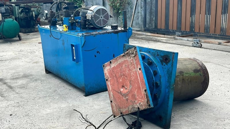 ชุดต้นกำลังปั้มน้ำมันไฮดรอลิค(PowerUnit)ชุดสร้างงานแท่นอัด ขนาด 7.5 HP 380V มาพร้อมกระบอกไฮดรอลิคโตนอก 16”(400 mm) แกน 7”(180 mm) สภาพสวยงานตัดประมูล