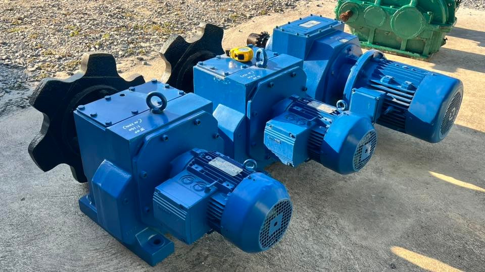 มอเตอร์เกียร์ทดกำลัง งานยุโรป FLENDER MOTOVARIO รอบทดช้าแรงบิดสูง380Vเข้ามา 3 ตัว มอเตอร์เกียร์ทดกำลัง งานยุโรป FLENDER MOTOVARIO รอบทดช้าแรงบิดสูง380Vเข้ามา 3 ตัว