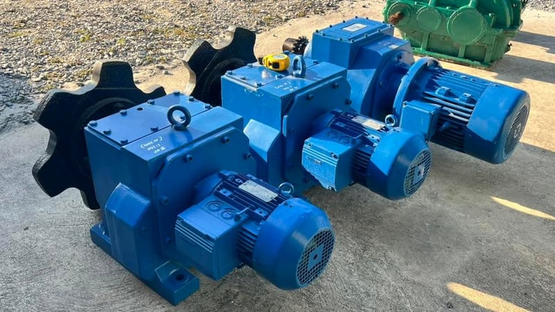 มอเตอร์เกียร์ทดกำลัง งานยุโรป FLENDER  MOTOVARIO รอบทดช้าแรงบิดสูง380Vเข้ามา 3 ตัว