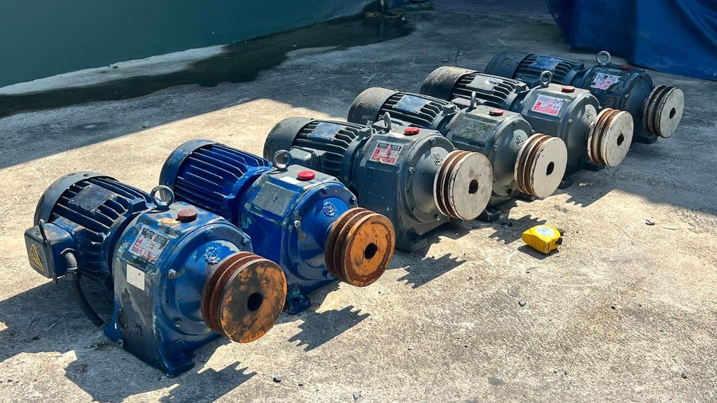 มอเตอร์เกียร์ทดกำลัง LIMING ขนาด 2 HP 1 : 7 (200 rpm)380V เข้ามา 6 ตัว มอเตอร์เกียร์ทดกำลัง LIMING ขนาด 2 HP 1 : 7 (200 rpm)380V เข้ามา 6 ตัว