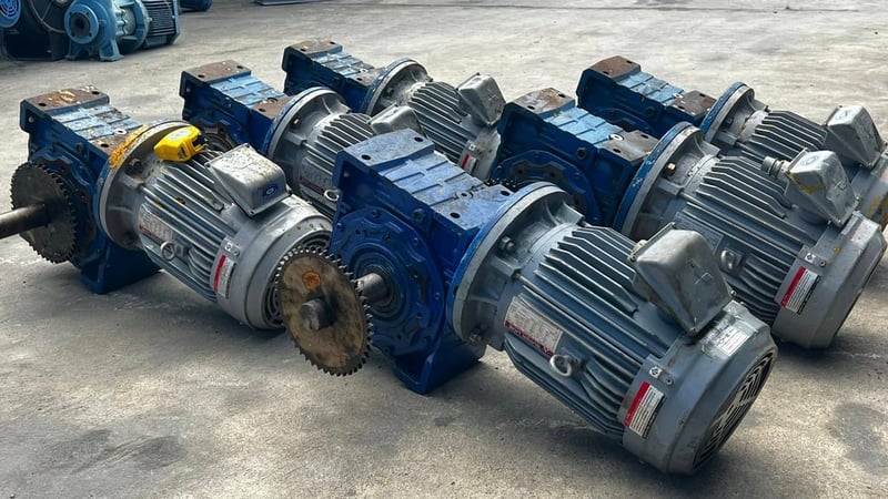 มอเตอร์เกียร์ทดกำลัง ขนาด 5 HP รุ่นเพลาข้าง อัตราทด 1 : 60 ( 25 rpm ) 380V เข้ามา 6 ตัว