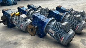 มอเตอร์เกียร์ทดกำลัง ขนาด 5 HP รุ่นเพลาข้าง อัตราทด 1 : 60 ( 25 rpm ) 380V เข้ามา 6 ตัว