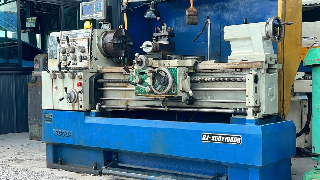 เครื่องกลึง ECOCA LATHE ขนาด 6 ฟุต รู 2“ 460 x 1000 380V รุ่นใหม่ มีลิเนียร์ 4 เพลาเด้งเบรคนิ้วมิลในตัวคอม้าไม่เคยเปิด มี 3 ขา มี 3 จับให้ เครื่องสวยพร้อมใช้ เครื่องกลึง ECOCA LATHE ขนาด 6 ฟุต รู 2“ 460 x 1000 380V รุ่นใหม่ มีลิเนียร์ 4 เพลาเด้งเบรคนิ้วมิลในตัวคอม้าไม่เคยเปิด มี 3 ขา มี 3 จับให้ เครื่องสวยพร้อมใช้