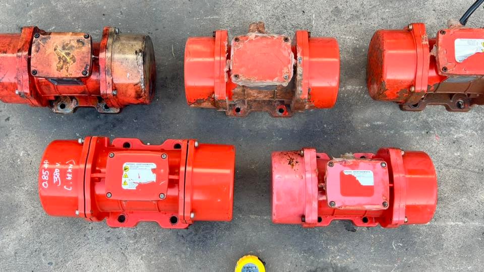 มอเตอร์สั่นเขย่า(Vibrating)O L I Made in ITALY380Vเข้ามา 5 ตัว มอเตอร์สั่นเขย่า(Vibrating)O L I Made in ITALY380Vเข้ามา 5 ตัว