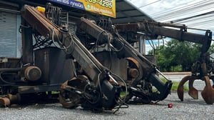 เหลือ 1 ตัว เฮี้ยบช้าง4ตัน(HIAB) HIAB 081 รุ่น 4 ton (4000 kg) ใช้มอเตอร์ไฟฟ้าต้นกำลังในการขับเคลื่อนแม่ปั้มไฮดรอลิค มีรางล้อเลื่อน + หัวขยุ้ม 380V เข้ามา 3 ตัว