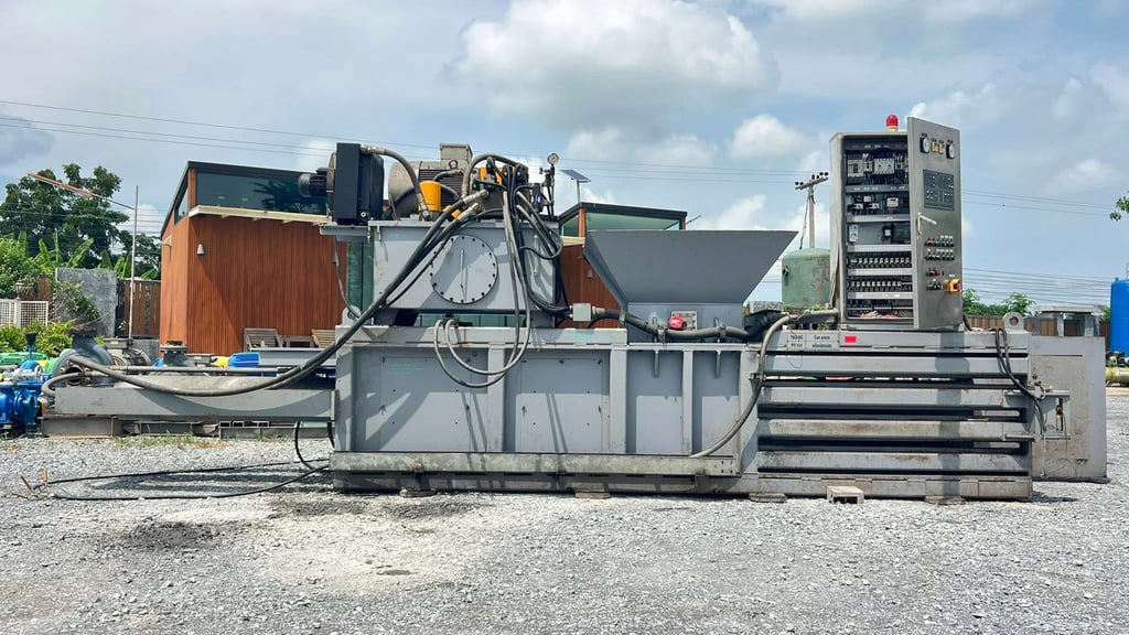 เครื่องอัดก้อนแนวนอน (อัดกระป๋อง)Made in KOREAมอเตอร์ ขนาด 30 HP380Vงานตัดประมูลสภาพใหม่พร้อมใช้