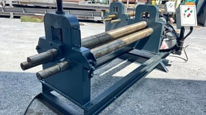 เครื่องม้วนเหล็กแผ่นประกอบใหม่ ขนาดยาว 5 ฟุต (165 cm) เพลาตัน ม้วนหนา 3 - 6 mm Option หัวเพลาม้วนแป๊ปได้ 380V เข้ามา 2 ตัว