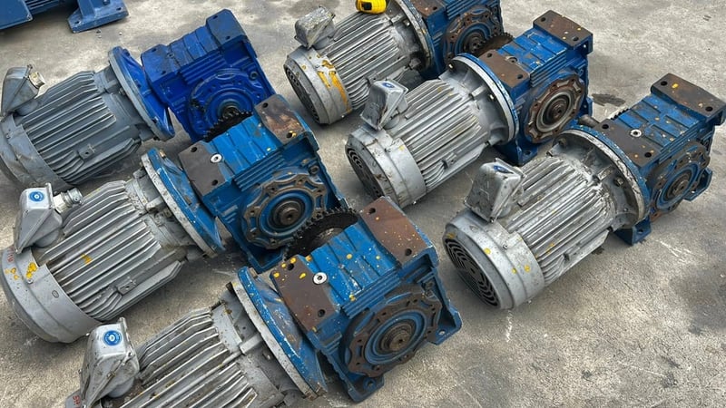 มอเตอร์เกียร์ทดกำลัง ขนาด 5 HP รุ่นเพลาข้าง อัตราทด 1 : 60 ( 25 rpm ) 380V เข้ามา 6 ตัว