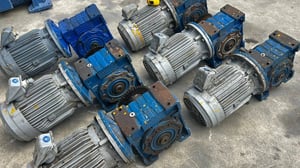 มอเตอร์เกียร์ทดกำลัง ขนาด 5 HP รุ่นเพลาข้าง อัตราทด 1 : 60 ( 25 rpm ) 380V เข้ามา 6 ตัว