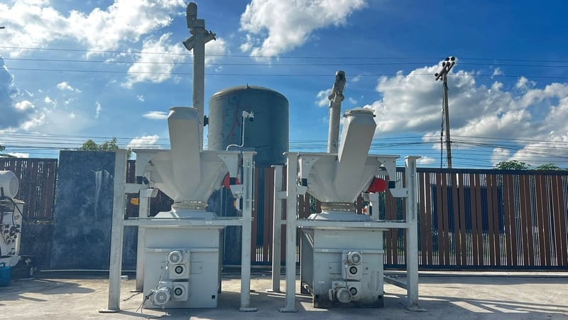 ชุดฟีดเดอร์อุตสาหกรรมงานแป้ง ในชุดประกอบด้วยถังพักมีมอเตอร์สั่นเขย่า มีใบพายกวนตักด้านล่าง และ สกรูลำเลียงชิ้นงานออกสู่ไลน์ผลิต 380V มีมา 2 ชุด ชุดฟีดเดอร์อุตสาหกรรมงานแป้ง ในชุดประกอบด้วยถังพักมีมอเตอร์สั่นเขย่า มีใบพายกวนตักด้านล่าง และ สกรูลำเลียงชิ้นงานออกสู่ไลน์ผลิต 380V มีมา 2 ชุด