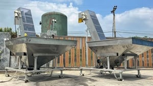 สายพานลำเลียงสเตนเลส(Conveyor) ความยาว 2.7 เมตร แบบรางคู่ 8” 8” พร้อมบัคเก็ตบรรจุขนาดใหญ่ 180 x 200 cm งานสเตนเลสอย่างดีสภาพสวยสดใหม่ เข้ามา 2 ตัว