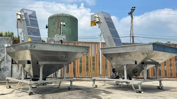 สายพานลำเลียงสเตนเลส(Conveyor) ความยาว 2.7 เมตร แบบรางคู่ 8” 8” พร้อมบัคเก็ตบรรจุขนาดใหญ่ 180 x 200 cm งานสเตนเลสอย่างดีสภาพสวยสดใหม่ เข้ามา 2 ตัว สายพานลำเลียงสเตนเลส(Conveyor) ความยาว 2.7 เมตร แบบรางคู่ 8” 8” พร้อมบัคเก็ตบรรจุขนาดใหญ่ 180 x 200 cm งานสเตนเลสอย่างดีสภาพสวยสดใหม่ เข้ามา 2 ตัว