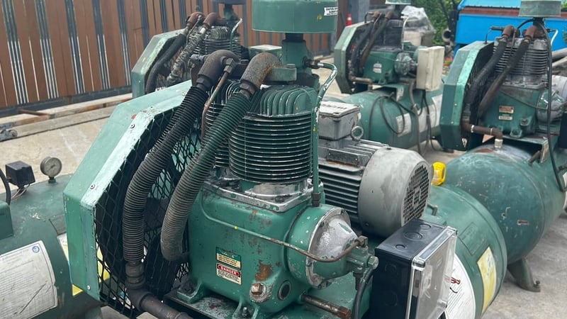 เครื่องปั้มลมUSA CHAMPIONS USA ขนาด 5 HP เป็นรุ่น 2 Stage ถังพักบรรจุ 300 Litr 380V เครื่องปั้มลมUSA CHAMPIONS USA ขนาด 5 HP เป็นรุ่น 2 Stage ถังพักบรรจุ 300 Litr 380V