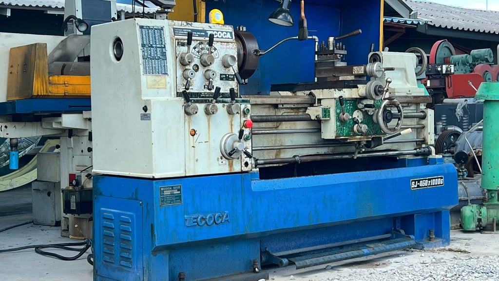 เครื่องกลึง ECOCA LATHE ขนาด 6 ฟุต รู 2“ 460 x 1000 380V รุ่นใหม่ มีลิเนียร์ 4 เพลาเด้งเบรคนิ้วมิลในตัวคอม้าไม่เคยเปิด มี 3 ขา มี 3 จับให้ เครื่องสวยพร้อมใช้ เครื่องกลึง ECOCA LATHE ขนาด 6 ฟุต รู 2“ 460 x 1000 380V รุ่นใหม่ มีลิเนียร์ 4 เพลาเด้งเบรคนิ้วมิลในตัวคอม้าไม่เคยเปิด มี 3 ขา มี 3 จับให้ เครื่องสวยพร้อมใช้