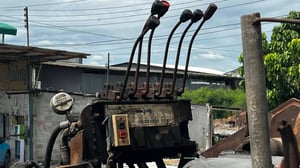 เหลือ 1 ตัว เฮี้ยบช้าง4ตัน(HIAB) HIAB 081 รุ่น 4 ton (4000 kg) ใช้มอเตอร์ไฟฟ้าต้นกำลังในการขับเคลื่อนแม่ปั้มไฮดรอลิค มีรางล้อเลื่อน + หัวขยุ้ม 380V เข้ามา 3 ตัว