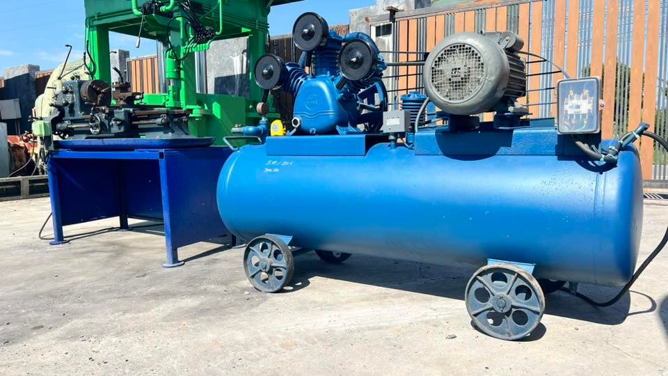 เครื่องปั้มลมและเครื่องกลึงเล็กตั้งโต้ะใช้ไฟบ้าน220Vเข้ามา 2 ตัว เครื่องปั้มลมและเครื่องกลึงเล็กตั้งโต้ะใช้ไฟบ้าน220Vเข้ามา 2 ตัว