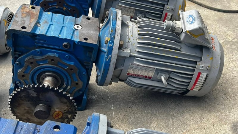 มอเตอร์เกียร์ทดกำลัง ขนาด 5 HP รุ่นเพลาข้าง อัตราทด 1 : 60 ( 25 rpm ) 380V เข้ามา 6 ตัว