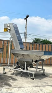 สายพานลำเลียงสเตนเลส(Conveyor) ความยาว 2.7 เมตร แบบรางคู่ 8” 8” พร้อมบัคเก็ตบรรจุขนาดใหญ่ 180 x 200 cm งานสเตนเลสอย่างดีสภาพสวยสดใหม่ เข้ามา 2 ตัว