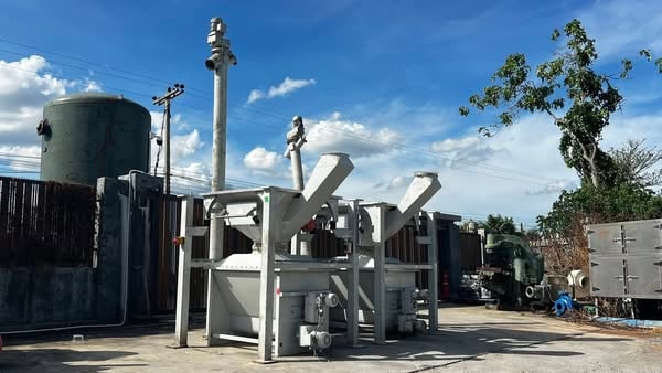 ชุดฟีดเดอร์อุตสาหกรรมงานแป้ง ในชุดประกอบด้วยถังพักมีมอเตอร์สั่นเขย่า มีใบพายกวนตักด้านล่าง และ สกรูลำเลียงชิ้นงานออกสู่ไลน์ผลิต 380V มีมา 2 ชุด ชุดฟีดเดอร์อุตสาหกรรมงานแป้ง ในชุดประกอบด้วยถังพักมีมอเตอร์สั่นเขย่า มีใบพายกวนตักด้านล่าง และ สกรูลำเลียงชิ้นงานออกสู่ไลน์ผลิต 380V มีมา 2 ชุด