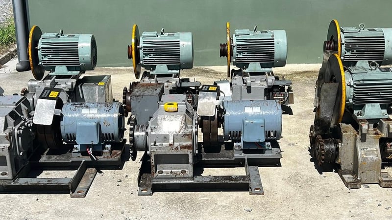 ชุดมอเตอร์เกียร์ทดกำลังSUMITOMO JAPANงานเดิมติดตั้งใช้งานเป็นลิฟท์โดยสาร  มีระบบเบรค380V เข้ามา 7 ชุด