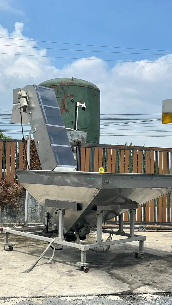 สายพานลำเลียงสเตนเลส(Conveyor) ความยาว 2.7 เมตร แบบรางคู่ 8” 8” พร้อมบัคเก็ตบรรจุขนาดใหญ่ 180 x 200 cm งานสเตนเลสอย่างดีสภาพสวยสดใหม่ เข้ามา 2 ตัว สายพานลำเลียงสเตนเลส(Conveyor) ความยาว 2.7 เมตร แบบรางคู่ 8” 8” พร้อมบัคเก็ตบรรจุขนาดใหญ่ 180 x 200 cm งานสเตนเลสอย่างดีสภาพสวยสดใหม่ เข้ามา 2 ตัว