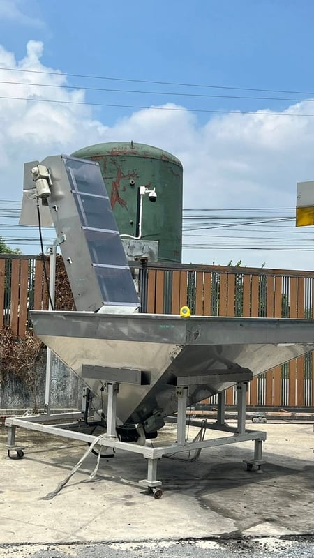 สายพานลำเลียงสเตนเลส(Conveyor) ความยาว 2.7 เมตร แบบรางคู่ 8” 8” พร้อมบัคเก็ตบรรจุขนาดใหญ่ 180 x 200 cm งานสเตนเลสอย่างดีสภาพสวยสดใหม่ เข้ามา 2 ตัว