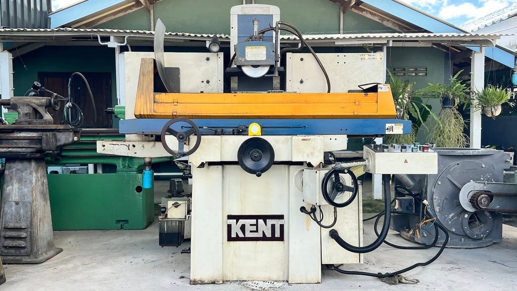 เครื่องเจียรราบ KENT รุ่นใหม่ออโต้ 3 แกน ขนาด 200 x 400 มีปั้มน้ำ 380V เครื่องสวยพร้อมใช้ เครื่องเจียรราบ KENT รุ่นใหม่ออโต้ 3 แกน ขนาด 200 x 400 มีปั้มน้ำ 380V เครื่องสวยพร้อมใช้