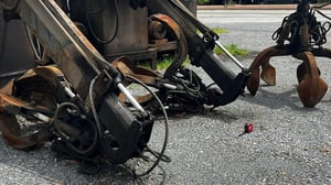 เหลือ 1 ตัว เฮี้ยบช้าง4ตัน(HIAB) HIAB 081 รุ่น 4 ton (4000 kg) ใช้มอเตอร์ไฟฟ้าต้นกำลังในการขับเคลื่อนแม่ปั้มไฮดรอลิค มีรางล้อเลื่อน + หัวขยุ้ม 380V เข้ามา 3 ตัว