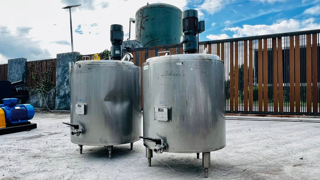 ถังกวนผสมแบบสเตนเลส แบบ 2 ชั้น  ความจุ 200 Litr พร้อมเกียร์ใบกวนผสม 380V งานพรีเมี่ยมอย่างดี เข้ามา 2 ใบ