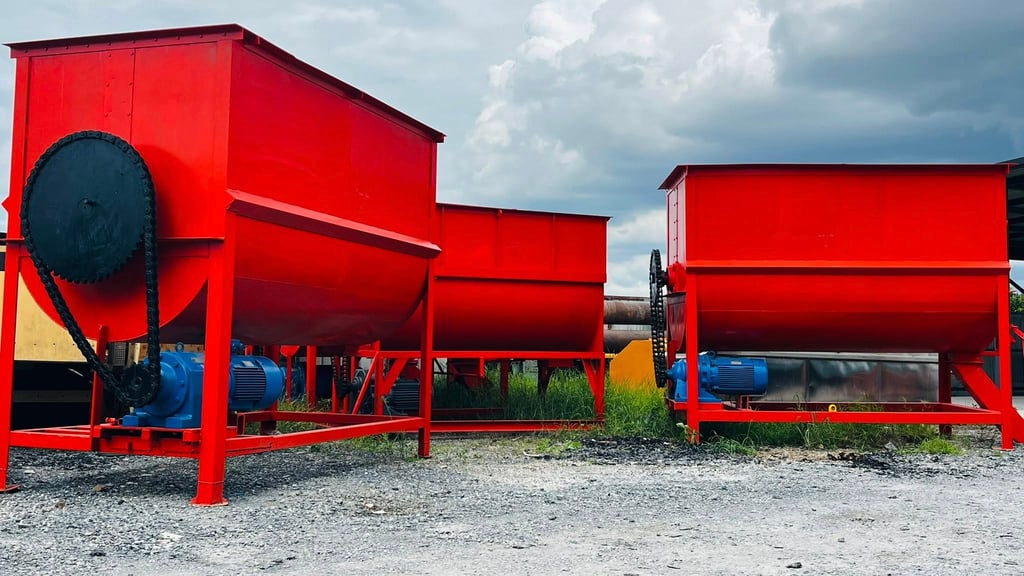 เหลือ 1 ตัว เครื่องผสมวัตถุดิบแนวนอน งานเดิมผสมอาหารสัตว์ รุ่นงานหนักโครงสร้างหนาแข็งแรง มอเตอร์เกียร์ 30 HP 380V เข้ามา 5 ตัว