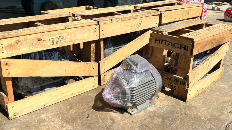 มอเตอร์ไฟฟ้ากำลังของใหม่เก็บสแปTERAL (Hitachi) รอบเร็ว 2 Pole 380V เข้ามา 5 ตัว