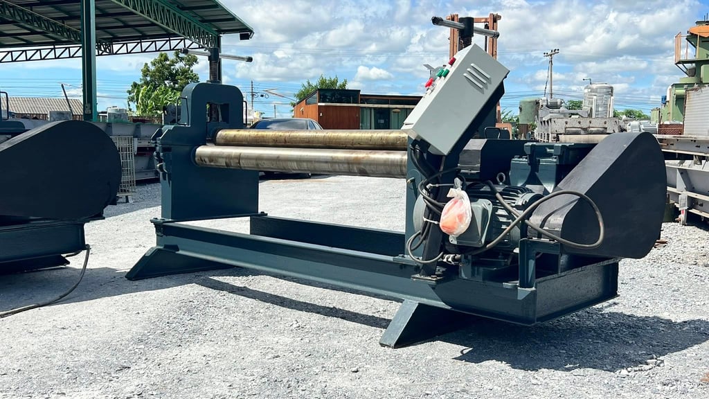 เครื่องม้วนเหล็กแผ่นประกอบใหม่ ขนาดยาว 5 ฟุต (165 cm) เพลาตัน ม้วนหนา 3 - 6 mm Option หัวเพลาม้วนแป๊ปได้ 380V เข้ามา 2 ตัว เครื่องม้วนเหล็กแผ่นประกอบใหม่ ขนาดยาว 5 ฟุต (165 cm) เพลาตัน ม้วนหนา 3 - 6 mm Option หัวเพลาม้วนแป๊ปได้ 380V เข้ามา 2 ตัว