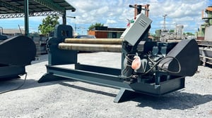 เครื่องม้วนเหล็กแผ่นประกอบใหม่ ขนาดยาว 5 ฟุต (165 cm) เพลาตัน ม้วนหนา 3 - 6 mm Option หัวเพลาม้วนแป๊ปได้ 380V เข้ามา 2 ตัว