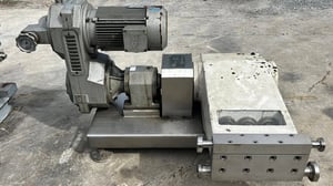 ปั้มของเหลวโฮโมจีไนเซอร์(HOMOGENIZER) ปั้มแรงดันไฮเพรสเชอร์ ใช้สำหรับแปรรูปของเหลว อยู่ในจำพวกอุตสาหกรรมอาหาร เครื่องดื่ม นม น้ำผลไม้แปรรูปต่างๆ สารสกัดสมุนไพร และ เครื่องสำอางต่างๆได้หลายชนิด