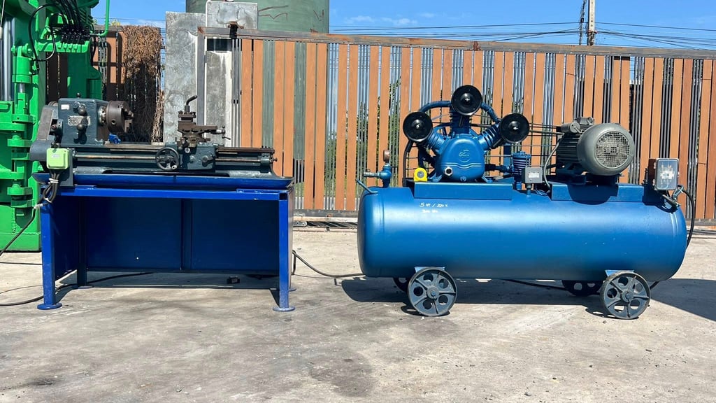 เครื่องปั้มลมและเครื่องกลึงเล็กตั้งโต้ะใช้ไฟบ้าน220Vเข้ามา 2 ตัว เครื่องปั้มลมและเครื่องกลึงเล็กตั้งโต้ะใช้ไฟบ้าน220Vเข้ามา 2 ตัว