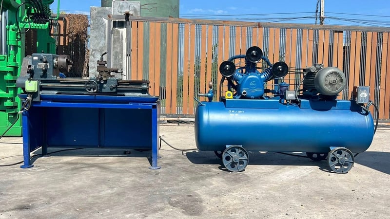 เครื่องปั้มลมและเครื่องกลึงเล็กตั้งโต้ะใช้ไฟบ้าน220Vเข้ามา 2 ตัว เครื่องปั้มลมและเครื่องกลึงเล็กตั้งโต้ะใช้ไฟบ้าน220Vเข้ามา 2 ตัว