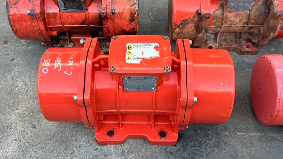 มอเตอร์สั่นเขย่า(Vibrating)O L I Made in ITALY380Vเข้ามา 5 ตัว มอเตอร์สั่นเขย่า(Vibrating)O L I Made in ITALY380Vเข้ามา 5 ตัว