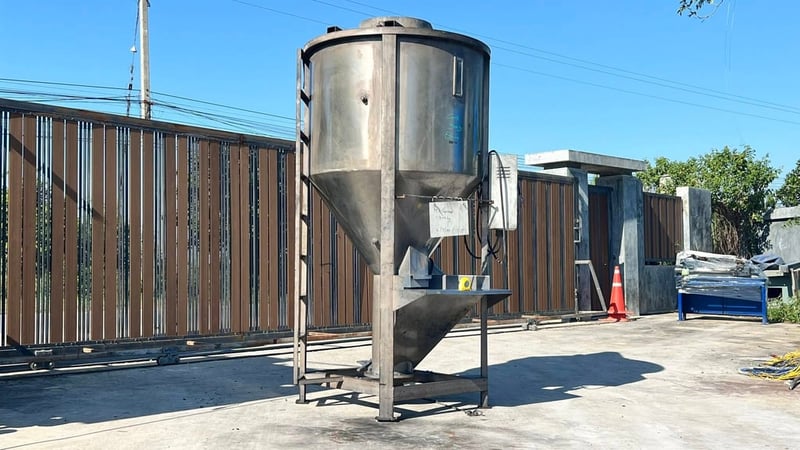 ไซโลผสมวัตถุดิบงานสเตนเลส ขนาดบรรจุ 300 kg งานสเตนเลสทั้งตัวห้องและใบ มีระบบสกรูลำเลียงวัตถุดิบอยู่ด้านใน 380V