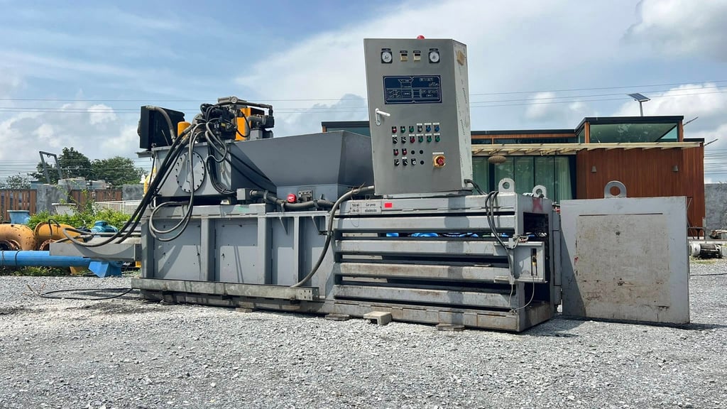 เครื่องอัดก้อนแนวนอน (อัดกระป๋อง)Made in KOREAมอเตอร์ ขนาด 30 HP380Vงานตัดประมูลสภาพใหม่พร้อมใช้