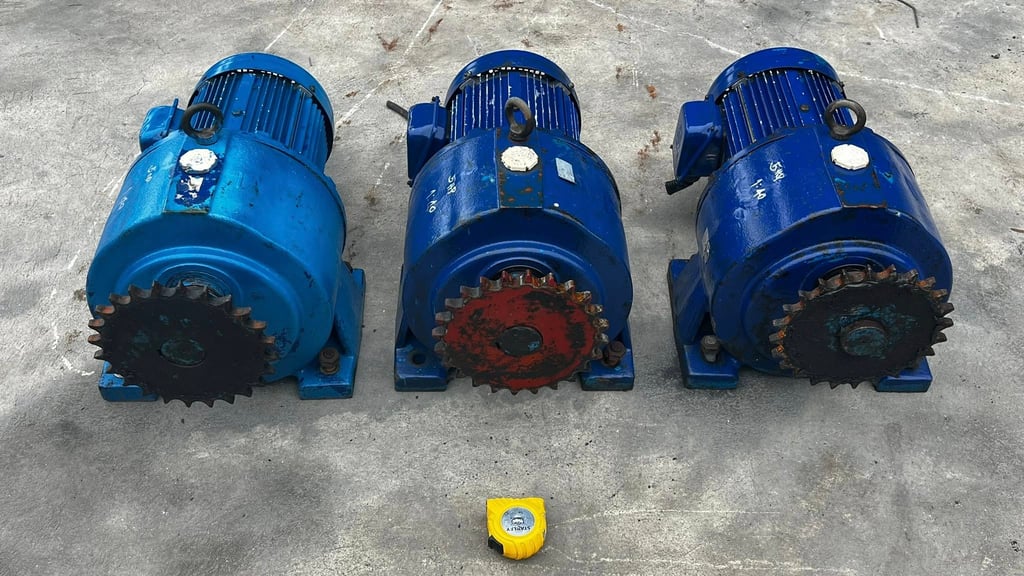 มอเตอร์เกียร์ทดกำลัง PEI GONG TAIWAN ขนาด 5 HP 1 : 40 (37 rpm)380V เข้ามา 3 ตัว มอเตอร์เกียร์ทดกำลัง PEI GONG TAIWAN ขนาด 5 HP 1 : 40 (37 rpm)380V เข้ามา 3 ตัว