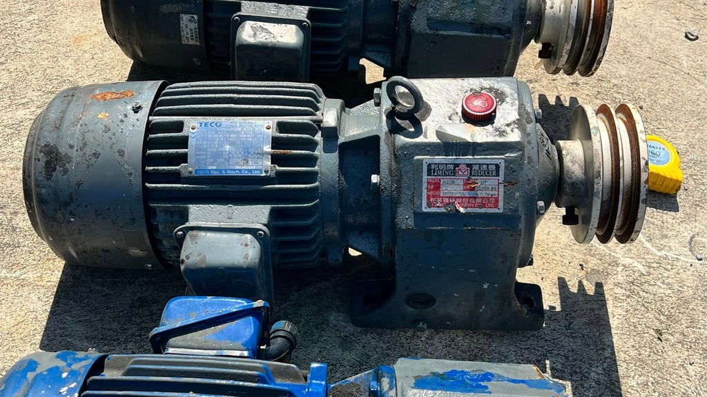 มอเตอร์เกียร์ทดกำลัง LIMING ขนาด 2 HP 1 : 7 (200 rpm)380V เข้ามา 6 ตัว มอเตอร์เกียร์ทดกำลัง LIMING ขนาด 2 HP 1 : 7 (200 rpm)380V เข้ามา 6 ตัว