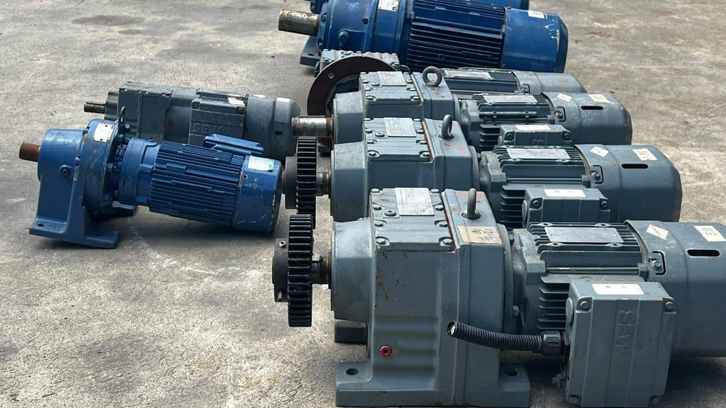 มอเตอร์เกียร์ทดกำลังญี่ปุ่น Sumitomo & Sew Eurodriveงานยุโรป 380V เข้ามา 8 ตัว มอเตอร์เกียร์ทดกำลังญี่ปุ่น Sumitomo & Sew Eurodriveงานยุโรป 380V เข้ามา 8 ตัว